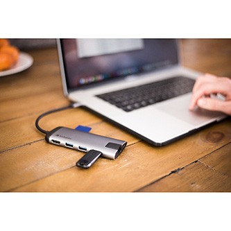 USB (3.1) hub 6-port, 49142, šedá, délka kabelu 15cm, Verbatim, 1x USB C, USB A, HDMI, Ethernet, čtečka SD.
Víceportový rozbočovač USB-C™ je ideálním partnerem pro nejnovější tenké notebooky a MacBooky.

Rozlišení Ultra HD
Port HDMI na víceportovém rozbočovači umožňuje rozšířit zobrazení na televizi či monitor.

Ethernetové připojení
Víceportový rozbočovač má rovněž gigabitový ethernetový port.

Nabíjení
Port USB-C™ poskytuje současně jak nabíjení, tak i přenos dat.

Místo pro příslušenství
Potřebujete příslušenství?

Přenosný komfort
Díky ultrapřenosnému designu z broušeného kovu je tento rozbočovač ideální pro aplikace BYOD (Bring Your Own Device) v kanceláři i na cestách.


* Podle výsledků interních zkoušek.

Podrobnosti o produktu

    Víceportový rozbočovač USB-C™ – přeměňte svůj notebook či chytrý telefon na pracovní stanici
    Poskytuje nabíjení USB-C™ – snadno nabíjejte zařízení USB-C™ za současného využití ostatních portů
    Tři porty USB 3.0 nabízejí možnosti pro další příslušenství
    Rozhraní HDMI podporuje výstup videa z počítače do monitoru 4K ve formátu až 4K**
    Gigabitový ethernetový port pro drátové připojení k síti
    Čtečka paměťových karet SD/microSD
    Díky elegantnímu a kompaktnímu designu je toto zařízení neskutčně přenosné a ideální na cesty

** Pokud počítač formát 4K podporuje.

Požadavky na systém

Port hostitele USB-C™
Windows 7, 8 & 10
Mac OS 9.X a vyšší
Linux 2.4.X

Technické údaje

    Rozhraní: USB-C™ (USB 3.1 GEN 1), 3 x USB 3.0, HDMI, gigabitový ethernet, čtečka karet SD/microSD
    Hmotnost produktu: cca 70 gramů
    Rozměry produktu: 117,7 mm × 50 mm × 15,3 mm (D × Š × V)
    Délka kabelu: 15 cm
    Rozsah napětí: 5 V – 20 V
    Max.
    Provozní teplota: 5–40 stupňů
    Teplota skladování: 0–60 stupňů

Obsah balení

Víceportový rozbočovač USB-C™ (včetně 15cm kabelu USB-C™)